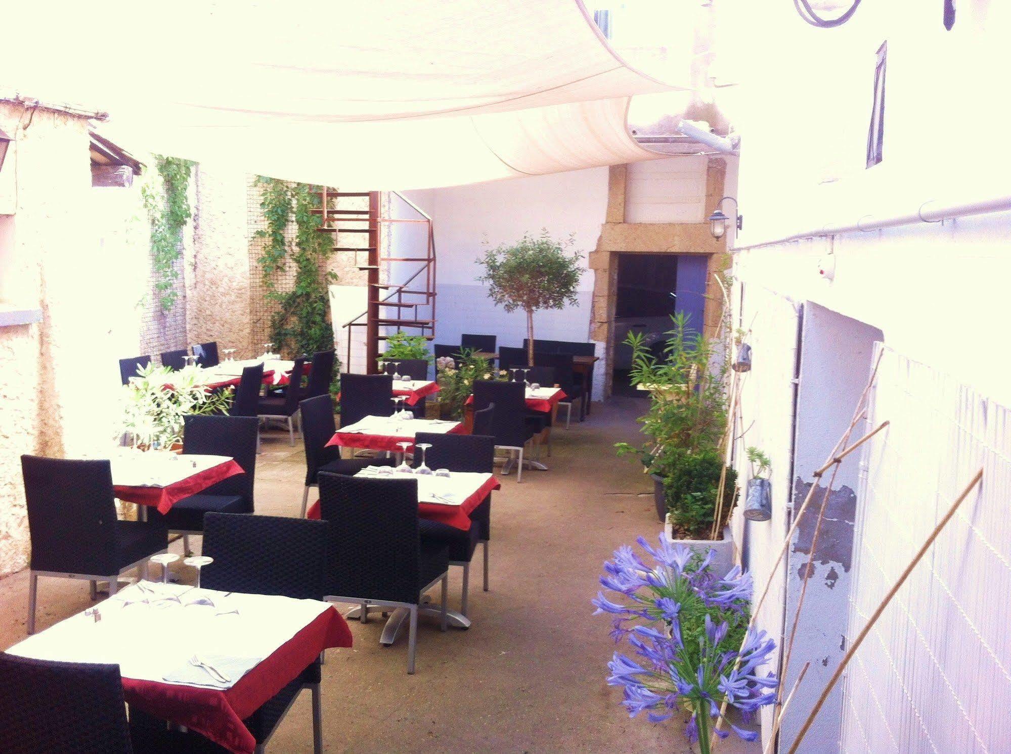 Hotel Moderne Un Coin De ... Remoulins Exterior foto