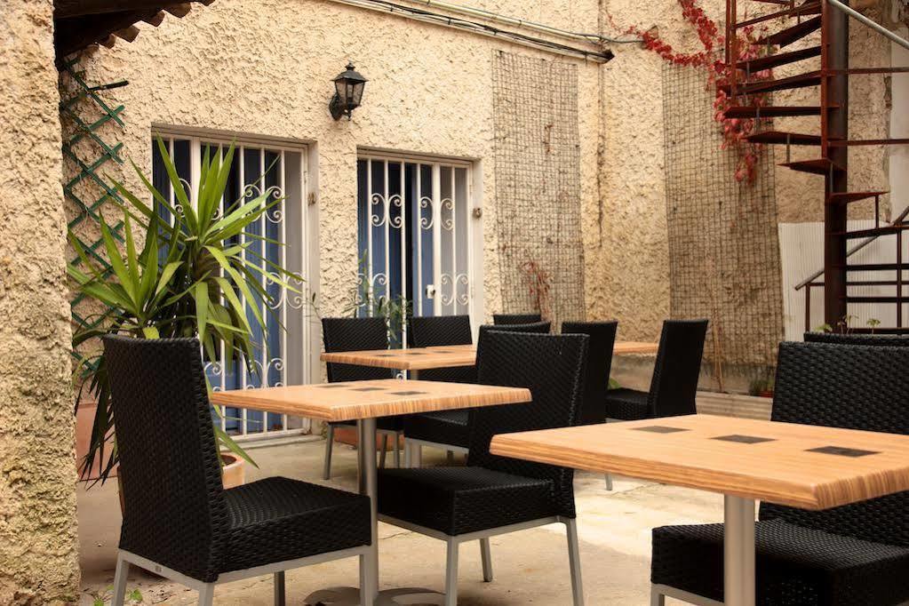 Hotel Moderne Un Coin De ... Remoulins Exterior foto